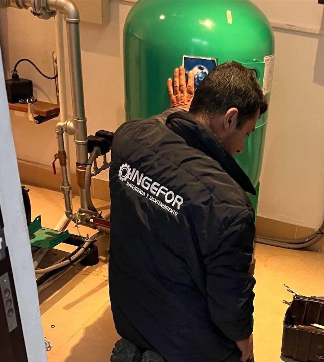 Técnico de INGEFOR instalando un tanque hidroacumulador