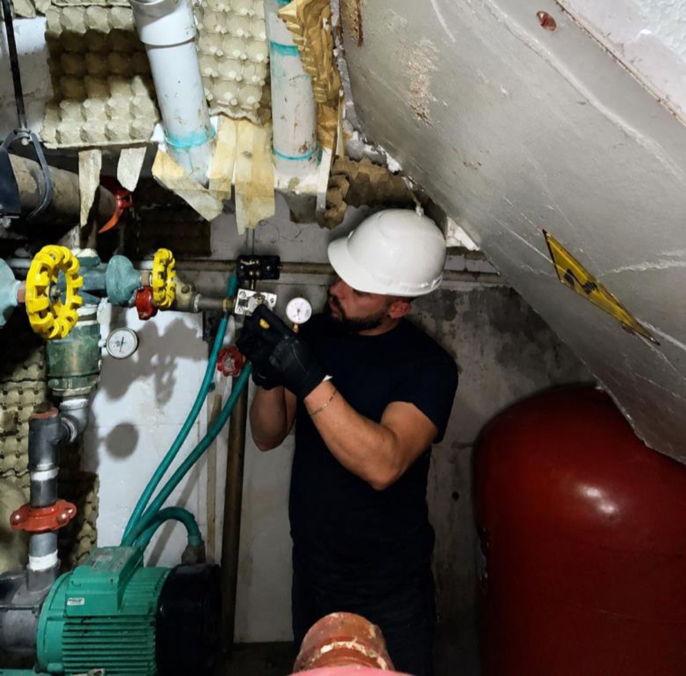 Técnico de INGEFOR realizando mantenimiento correctivo en un cuarto de máquinas