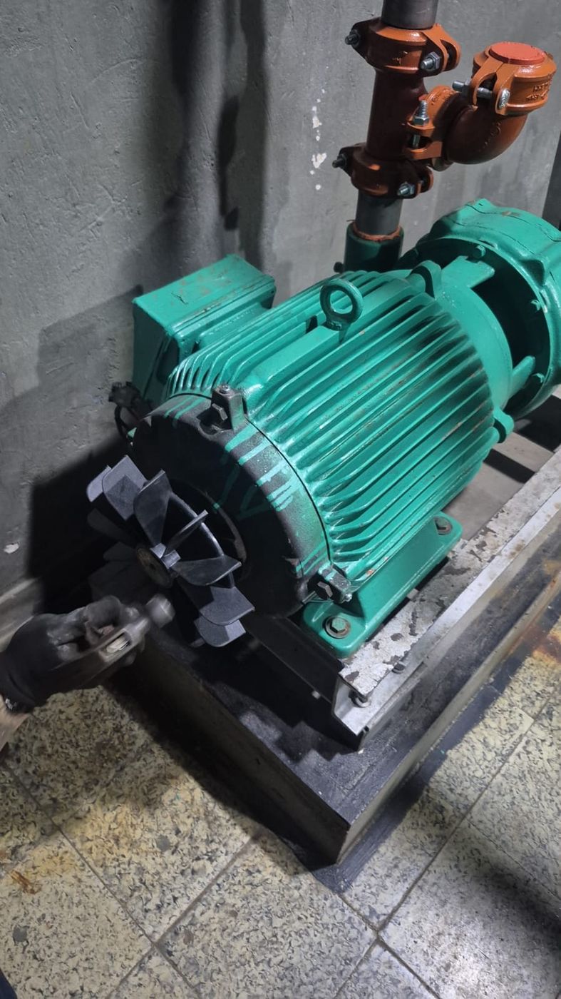 Motor de bomba abierto durante reparación en el taller de INGEFOR